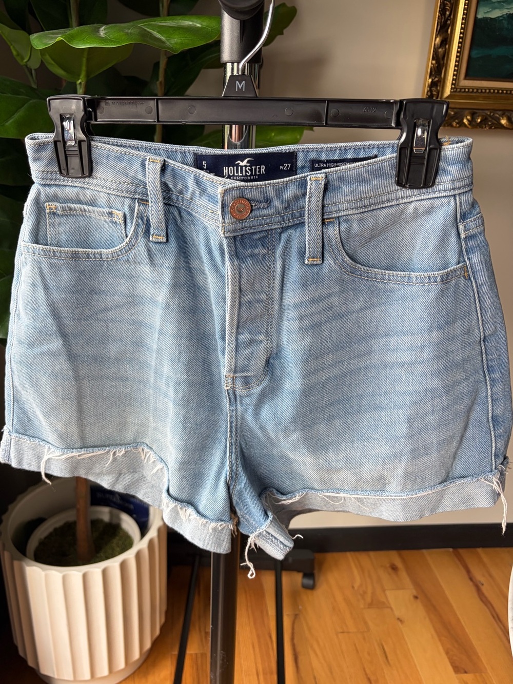 Hollister Ultra High Rise Mom Light Wash Denim Roll-Cuff Shorts Sz 5